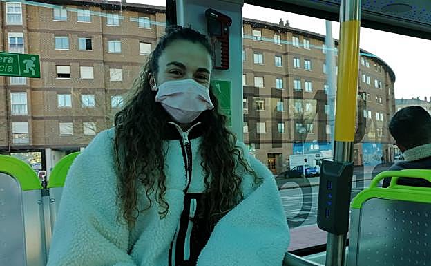 Claudia, en su primer viaje en el BEI.