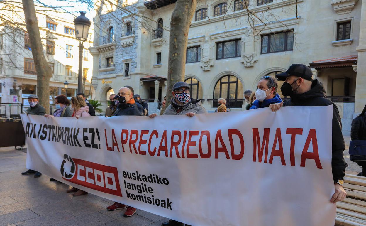 Una treintena de miembros de CCOO se ha concentrado en silencio frente a la sede de la patronal alavesa SEA. 