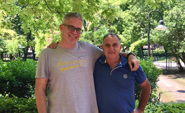 El periodista Oskar Belategui y su ángel de la guarda