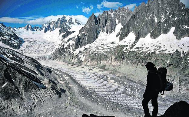 El mermado glaciar de Chamonix en Alpes.