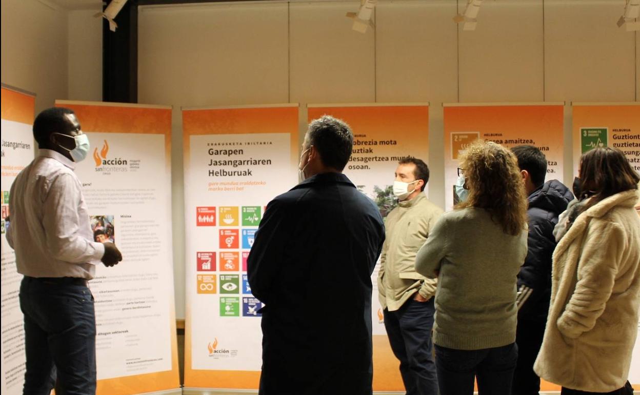 Una anterior visita guiada a la exposición sobre los Objetivos de Desarrollo Sostenible en Lobiano.