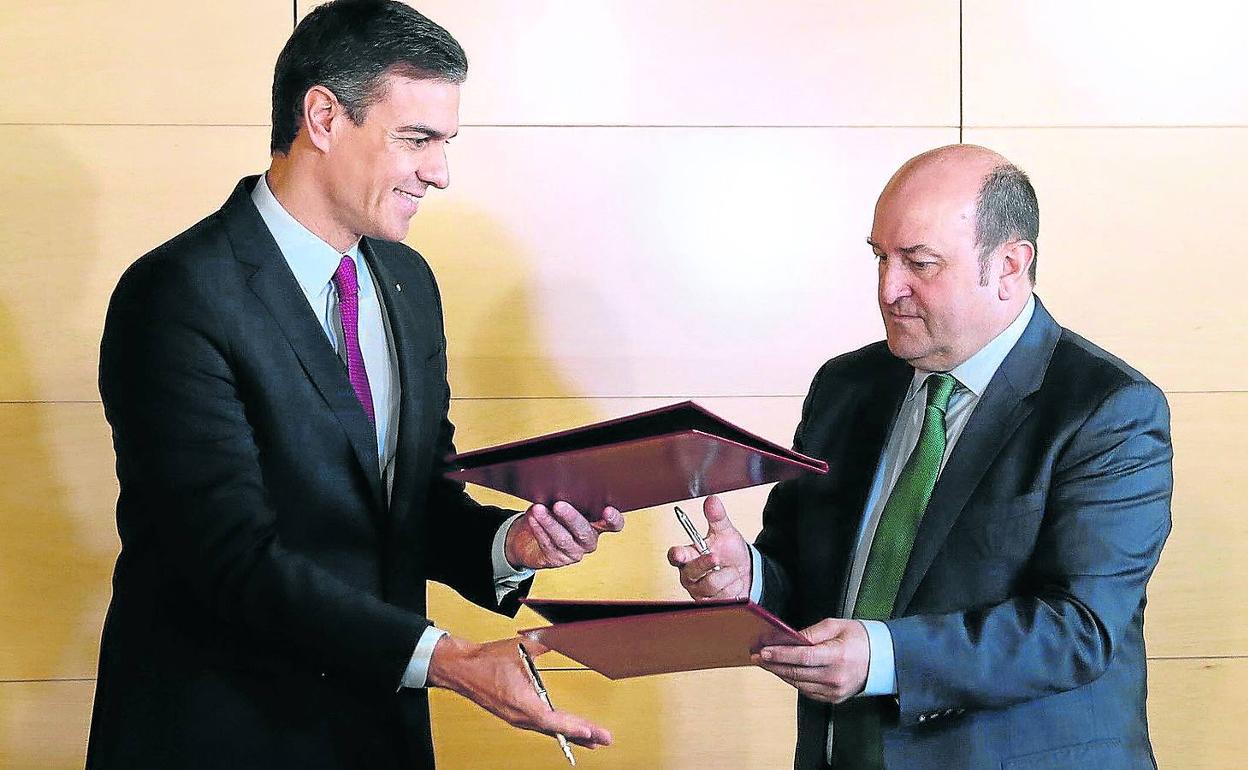 El presidente del Gobierno, Pedro Sánchez, y el líder del PNV, Andoni Ortuzar, en la firma del acuerdo de investiura en diciembre de 2019. 