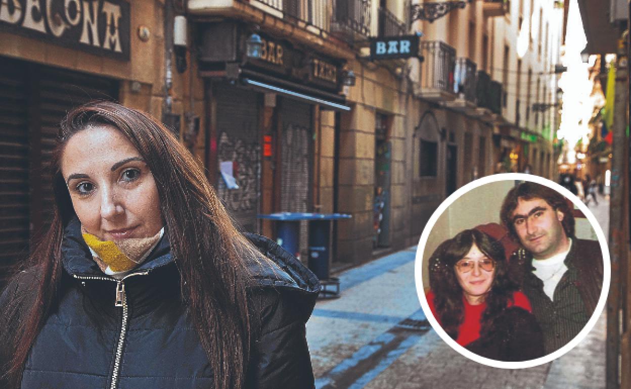 Tamara Paredes, frente al bar donde fueron asesinados en 1990 sus padres, Miguel y Elena. A la derecha, la pareja. 