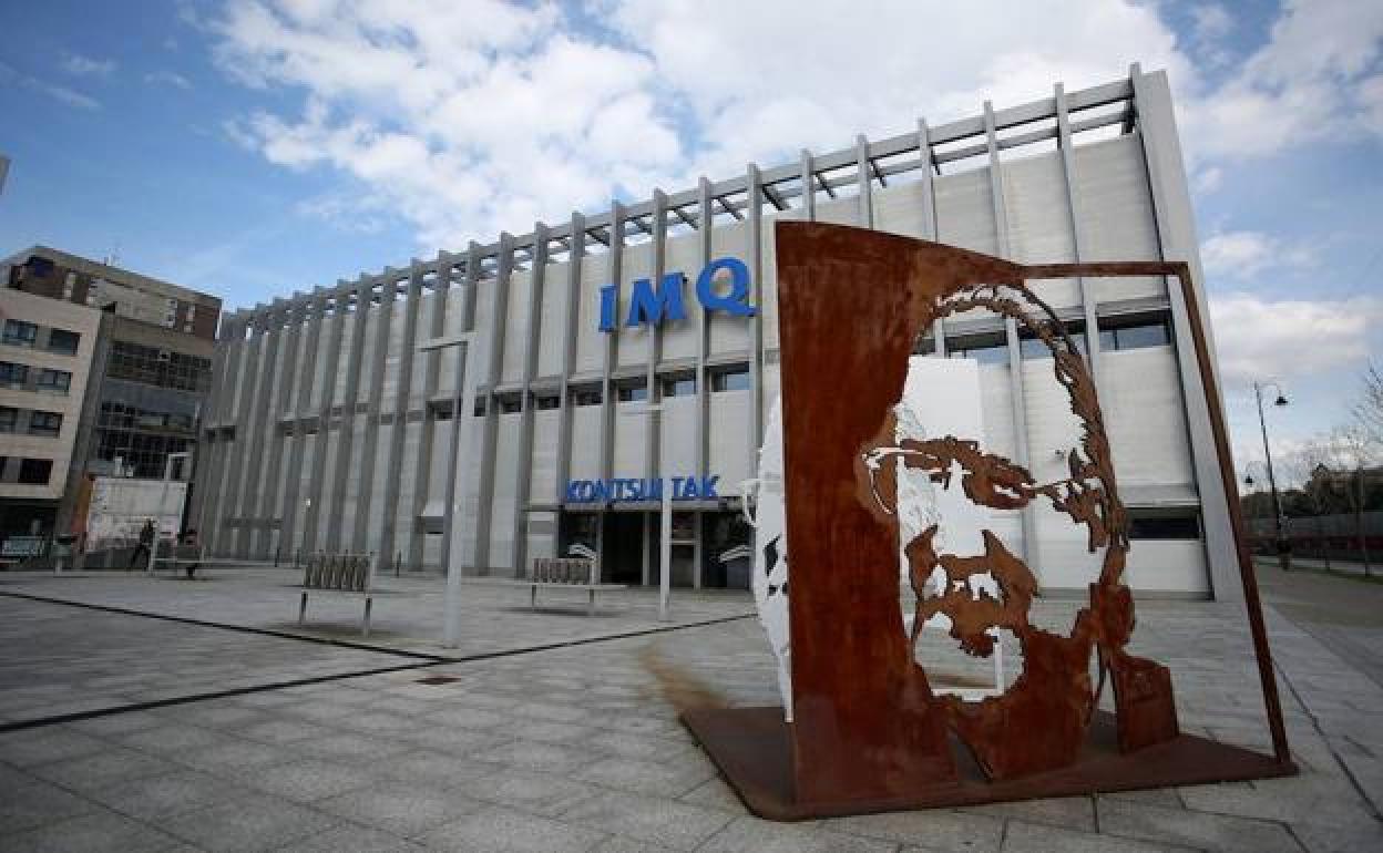 Entrada del IMQ de Zorrozaurre. 