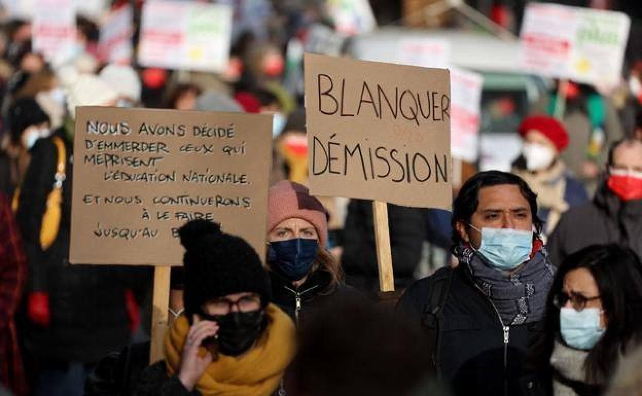 Trabajadores de la enseñanza se manifestaron en Francia para pedir la dimisión del ministro de Educación. 
