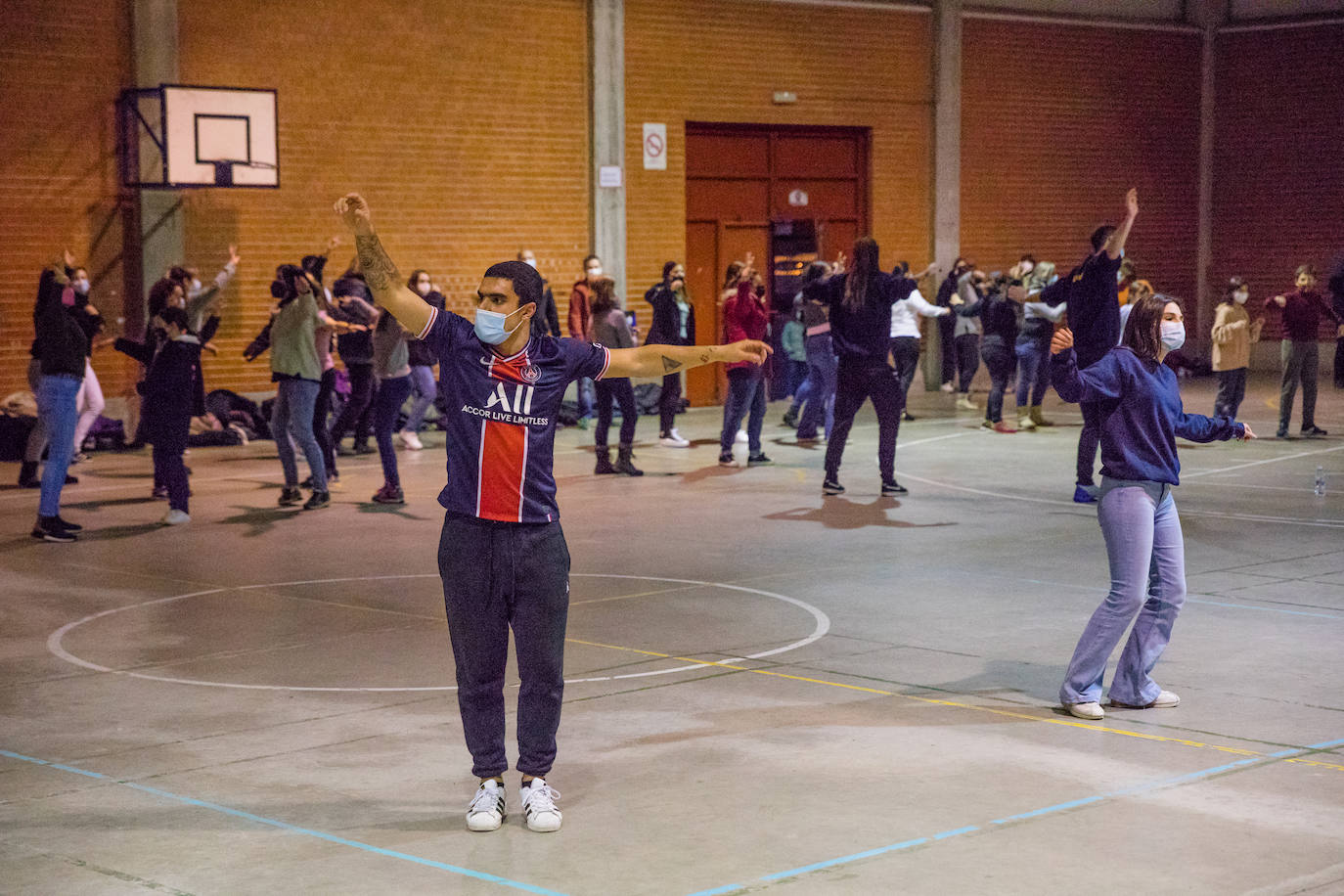 El Carnaval se prepara al aire libre, con disfraces sencillos y sorteos para desfilar