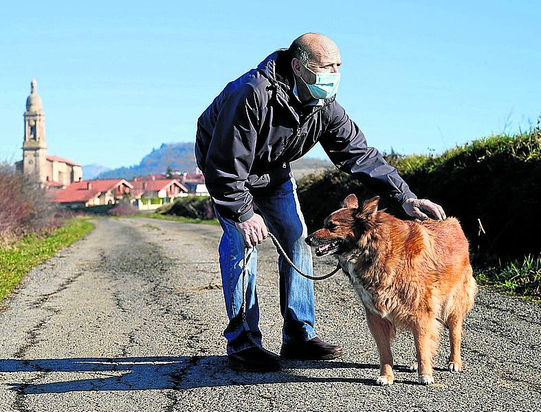 Martínez da un paseo con su perra Laia cerca de Alegría.