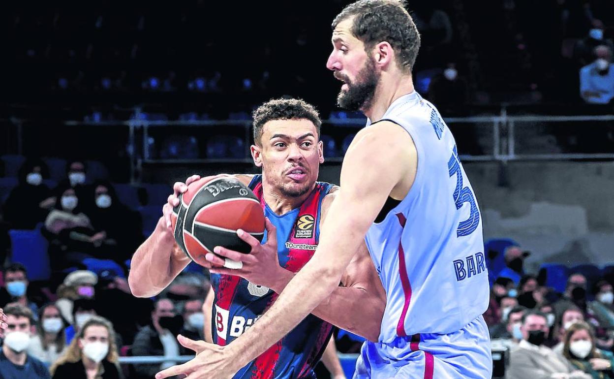 En modo reinicio. Wade Baldwin impacta con Mirotic en el duelo ante el Barcelona disputado el 30 de diciembre.