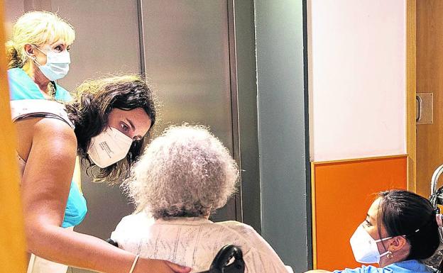 Las bajas se multiplican en las residencias de Bizkaia y complican la atención a los mayores