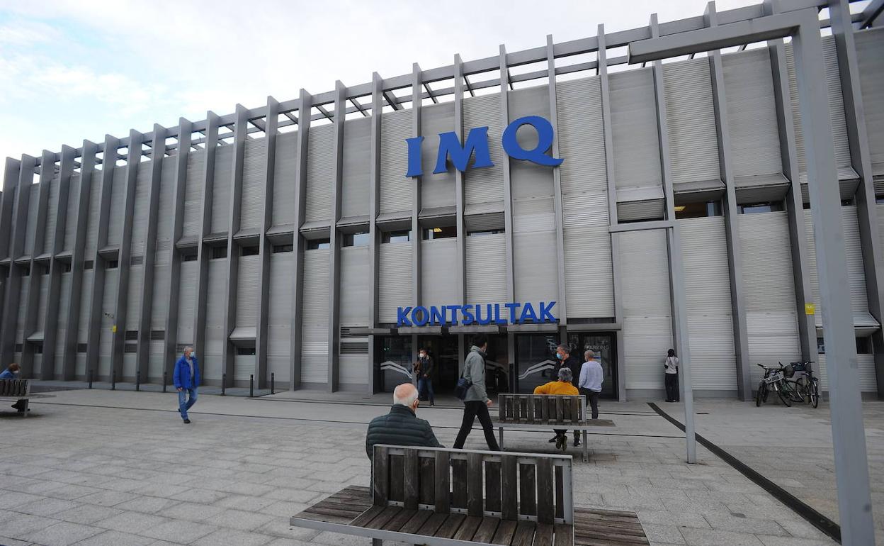 Exterior de la clínica de IMQ en Bilbao.