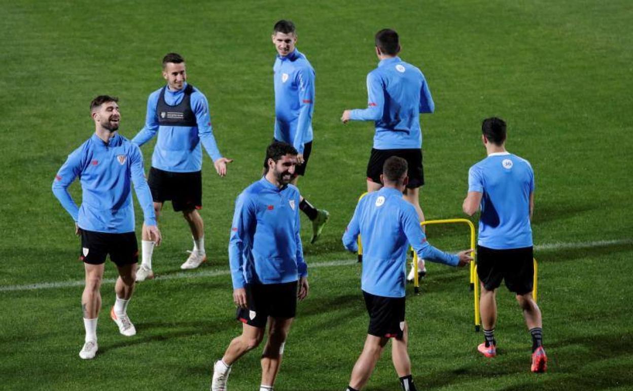 Los jugadores del Athletic Club durante el entrenamiento de ayer en el estadio del Al Nassr FC de Riad, capital de Arabia Saudí. 