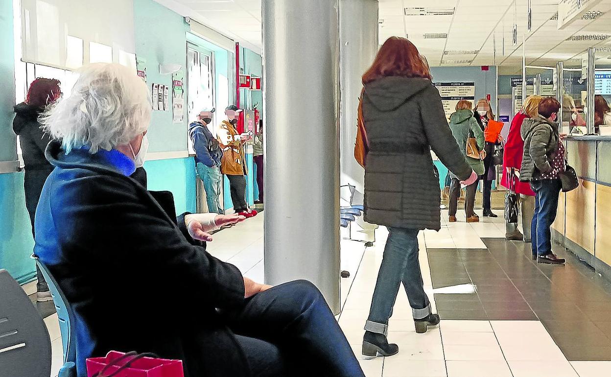 Varias personas esperan a ser atendidas en el centro de salud de Las Arenas, en Getxo. 