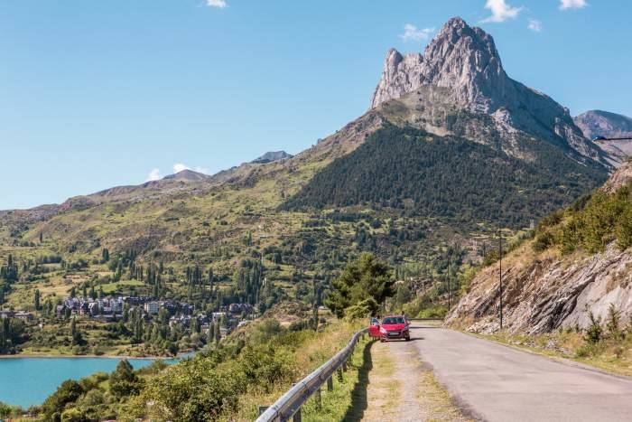 Si algo caracteriza al mapa nacional es su riqueza. La variedad de pueblos que hay en España es enorme. Algunos de ellos no serán los más bonitos ni estarán saturados de visitantes, pero han sido incluidos dentro de la guía de Pueblos Mágicos de España por ser pueblos vivos, donde los sectores productivos tradicionales conviven y se complementean con los nuevos.