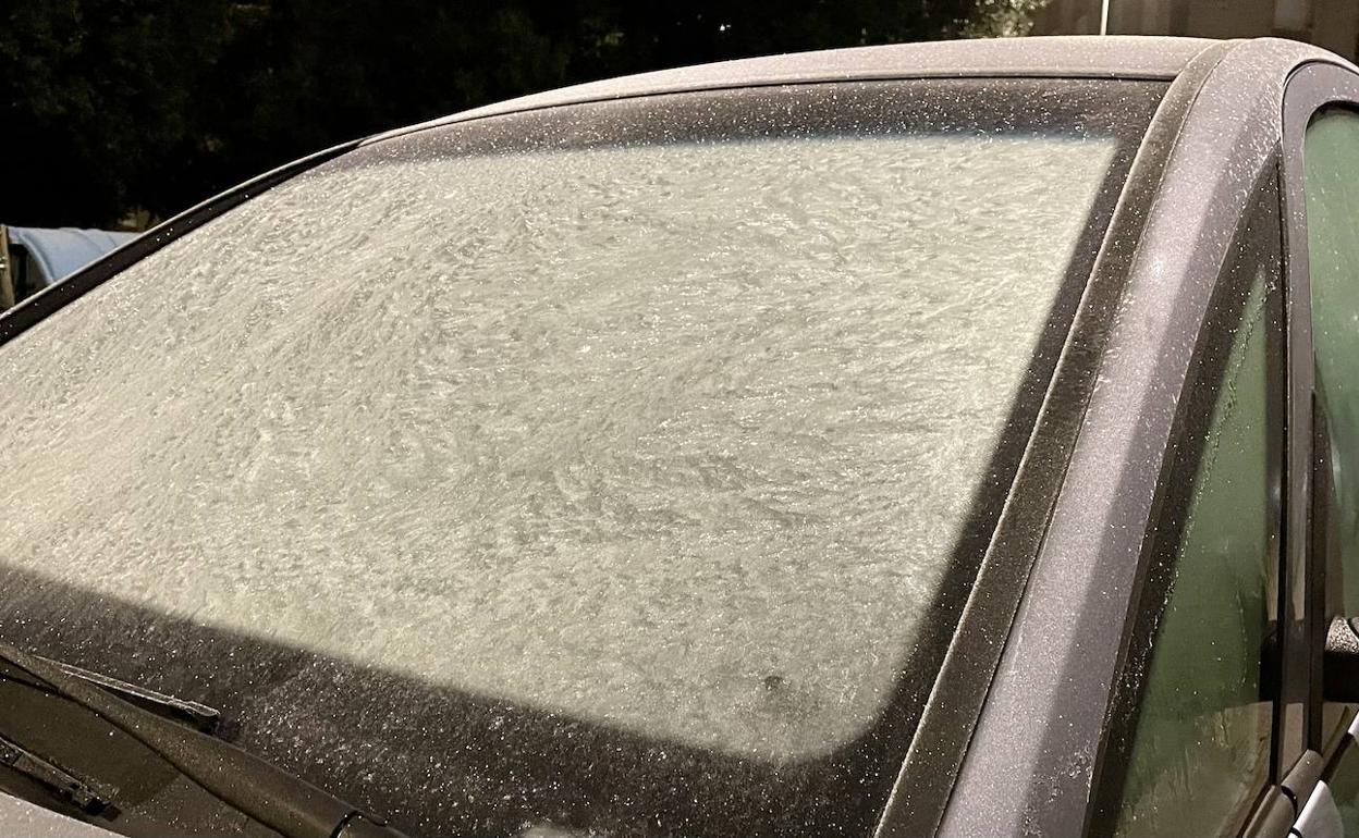 El frío y las heladas se han reflejado en los coches que han dormido esta noche en las calles de Vitoria.