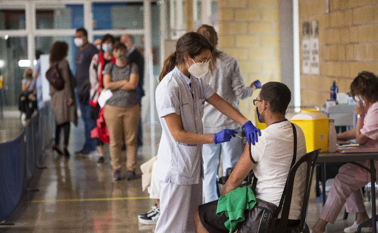 Osakidetza abre las citas de la tercera dosis a los mayores de 30 años a partir de este lunes