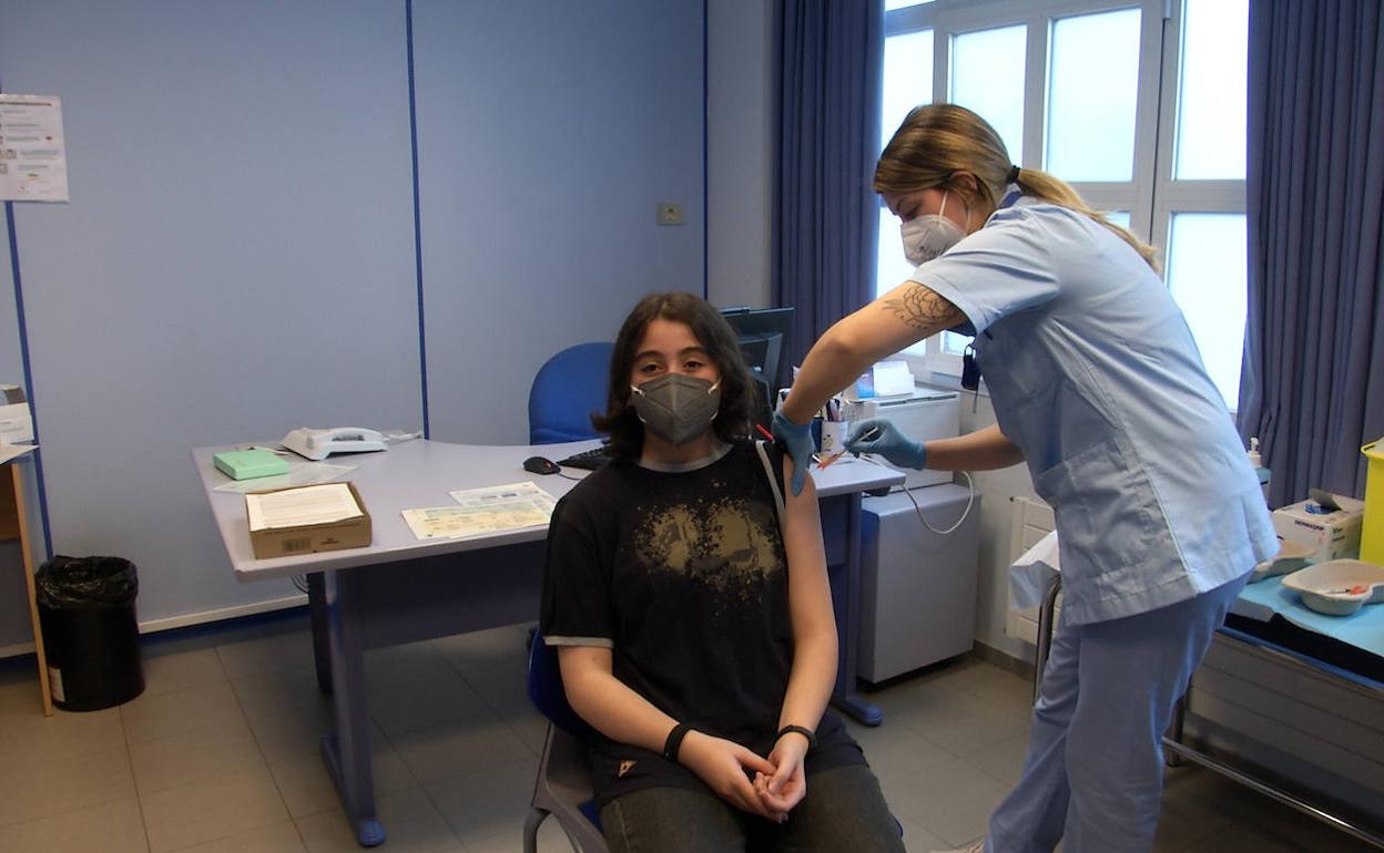 Un niño de 11 años recibe la vacuna contra el coronavirus. 