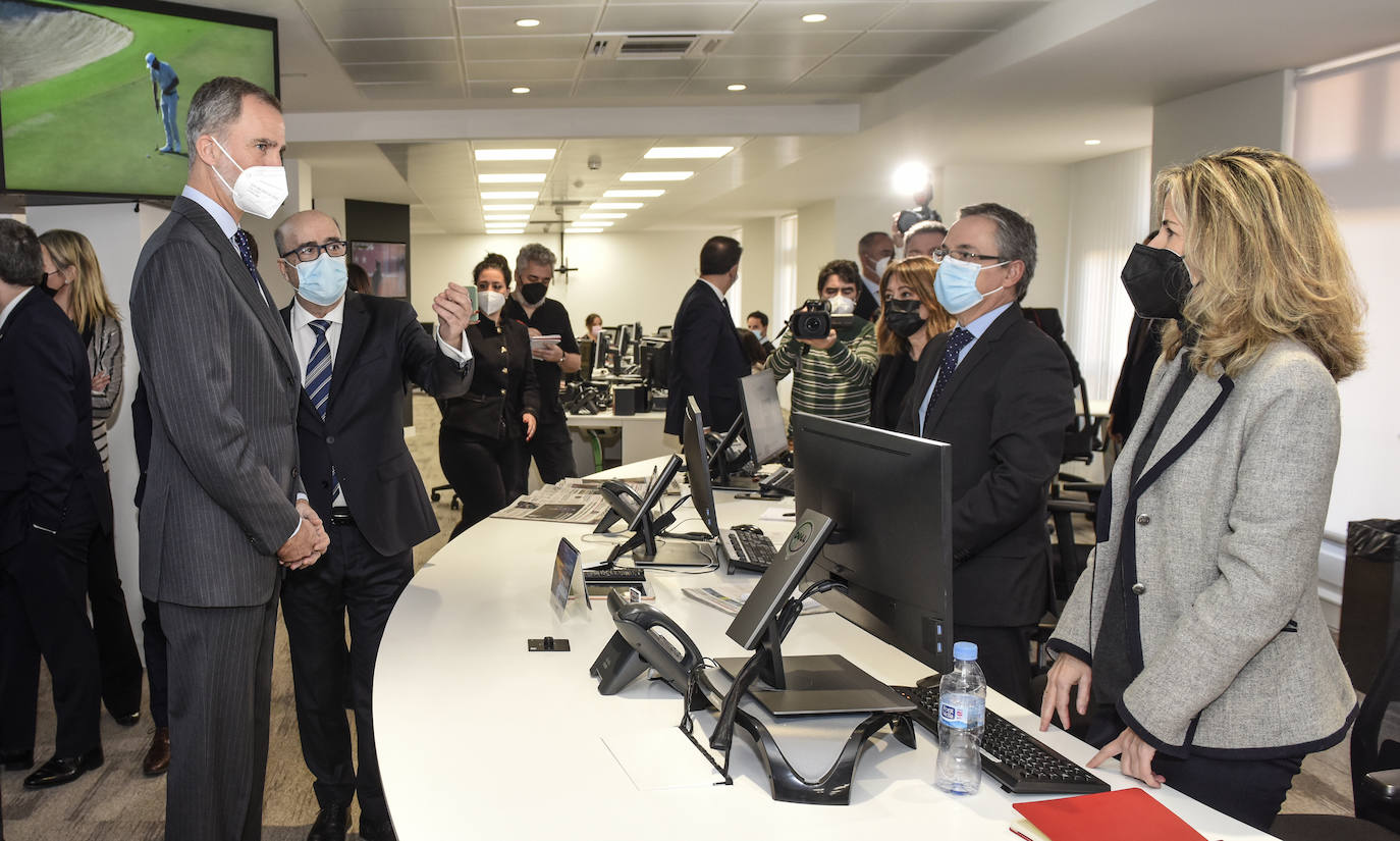 El director de EL CORREO muestra a Felipe VI la mesa central del diario en la que se encuentran Óscar Villasante (subdirector) y Zuriñe Ortiz de Latierro (directora de EL CORREO de Álava). 