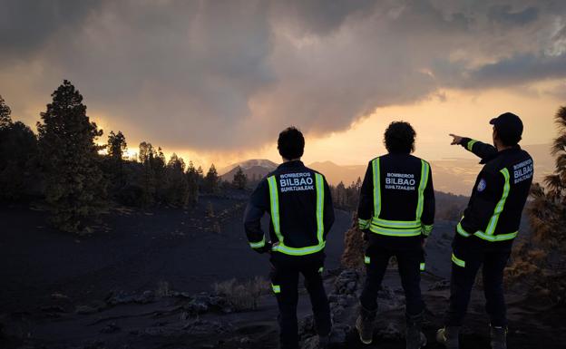 La «lección de humildad» de los Bomberos de Bilbao desplegados en La Palma