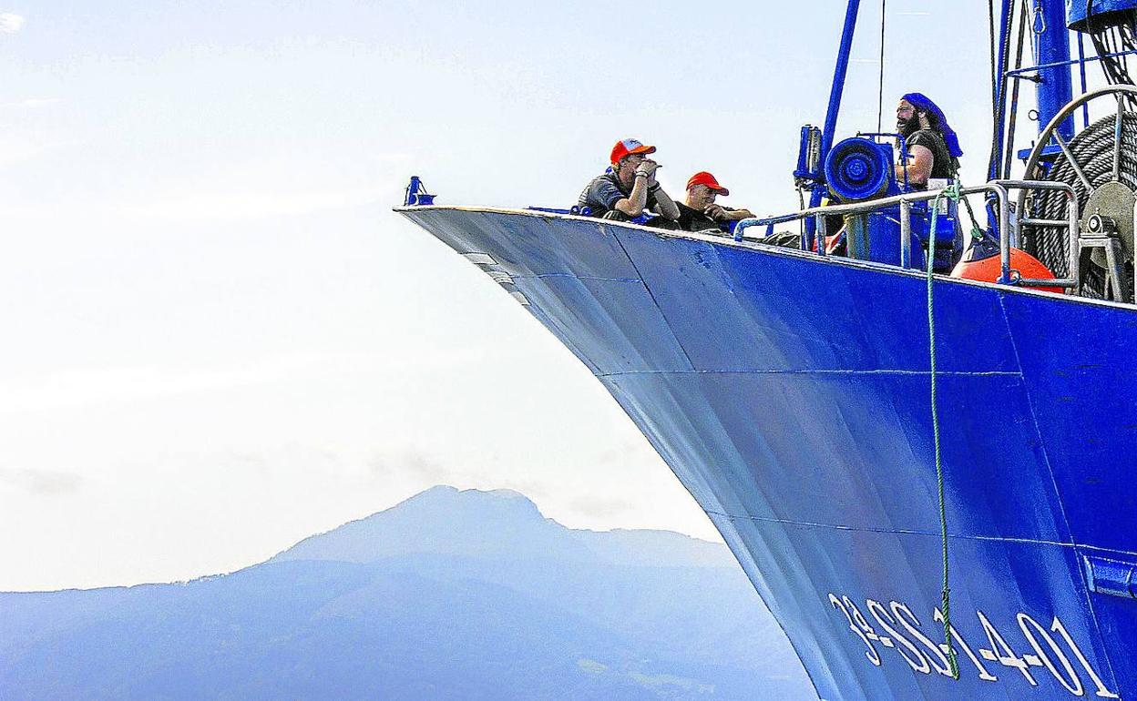 La tripulación del buque pesquero Tuku-Tuku, con base en Hondarribia, puede usar Whatsapp gracias a una antena wifi por satélite. 