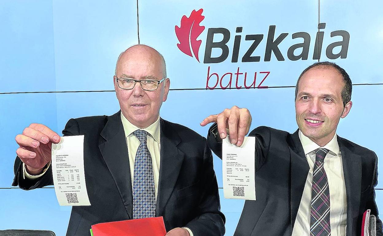 El diputado de Hacienda de Bizkaia, José María Iruarrizaga, y el director, Iñaki Alonso, presentaron TicketBai en diciembre de 2019. 