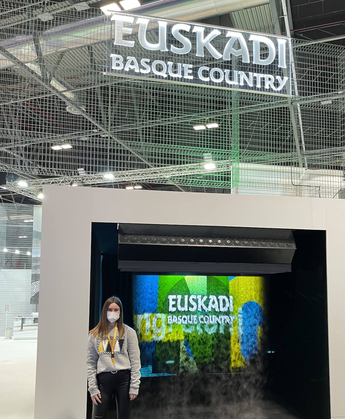 Fotos: Adiós tacones, hola sudaderas: así son los uniformes que representan a Euskadi en Fitur 2022