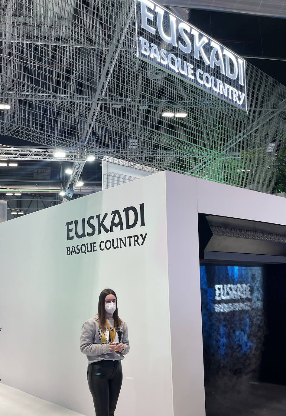 Fotos: Adiós tacones, hola sudaderas: así son los uniformes que representan a Euskadi en Fitur 2022