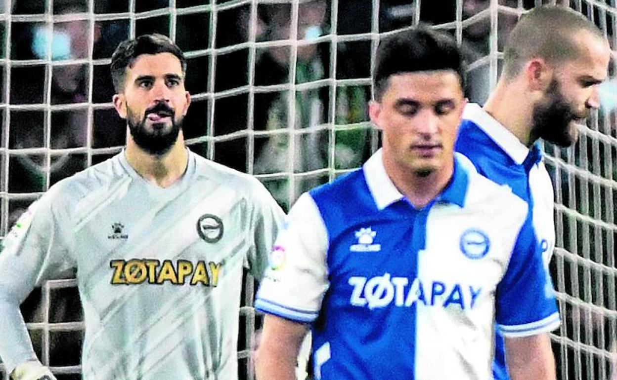 Caras cabizbajas y d e abatimiento de Pacheco, Manu García y Laguardia después de uno de los goles.