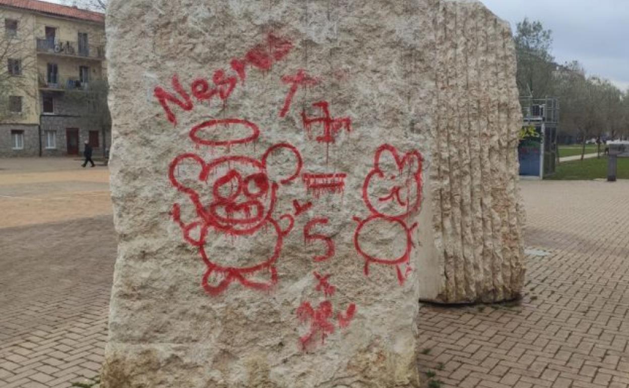 Aparecen esvásticas y pintadas xenófobas en el monumento 'Convivencia' de Judimendi