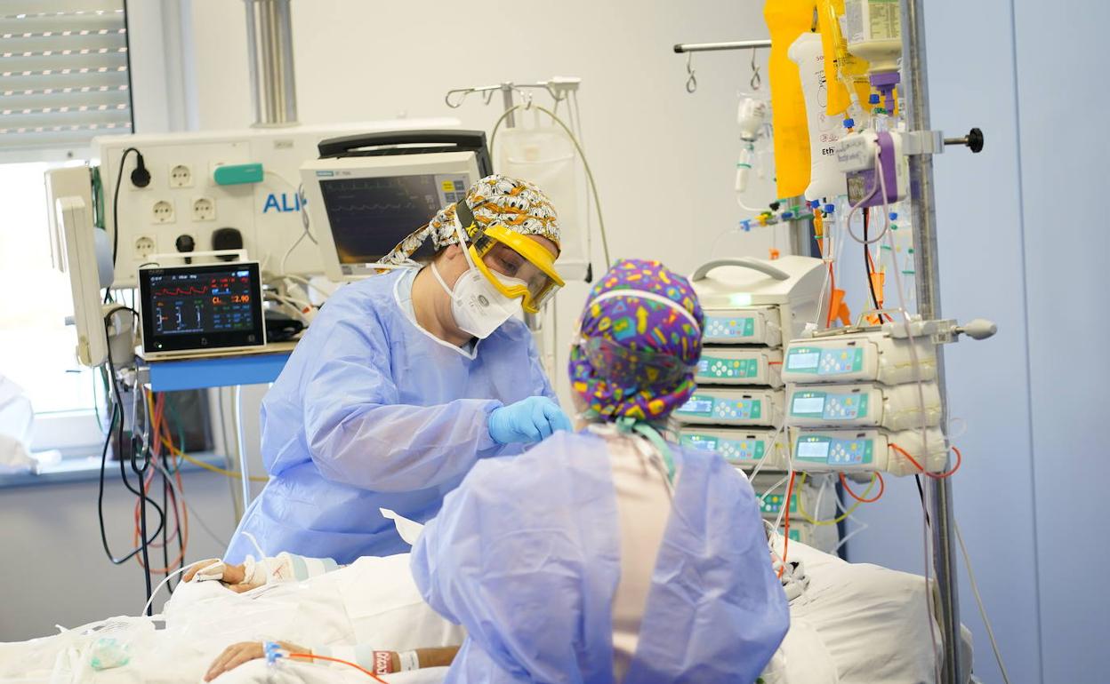 Profesionales del servicio de Anestesiología y Reanimación de Cruces atienden a un paciente. 