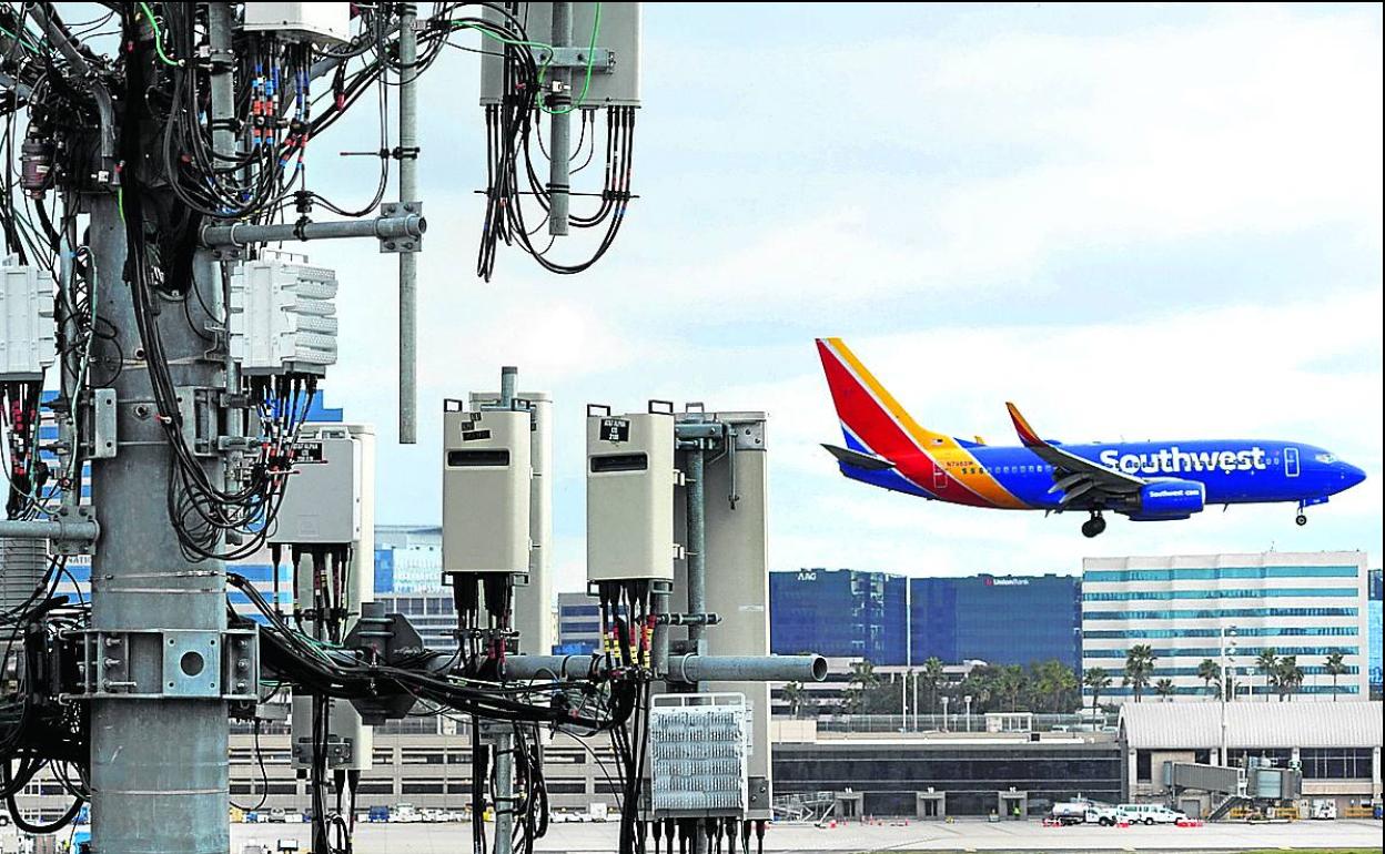 Un avión aterriza en el aeropuerto John Wayne de Santa Ana, en California. 