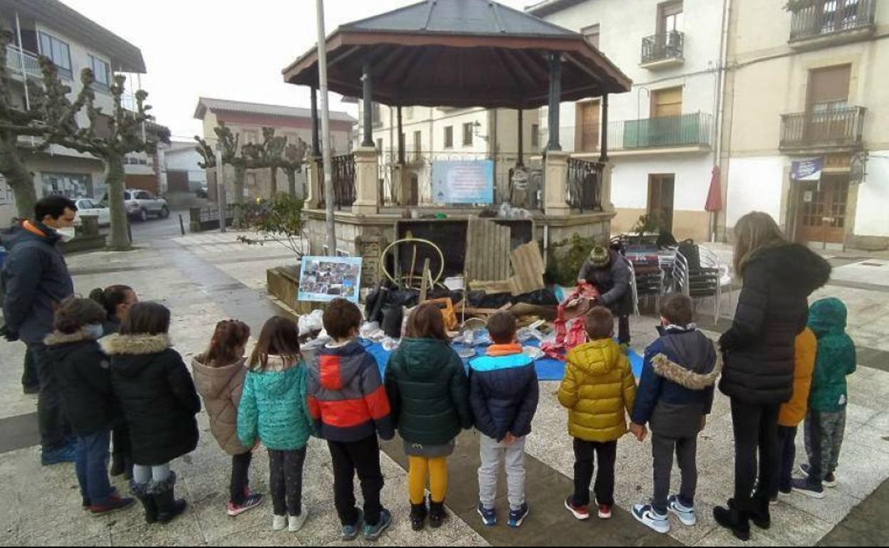 Los residuos se expusieron en la plaza del pueblo para sensibilizar al alumnado de Primaria. 