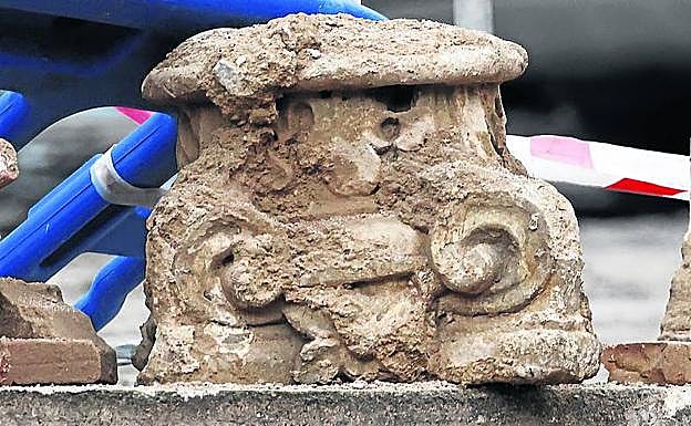 El capitel con decoración floral y volutas hallado en las obras. 