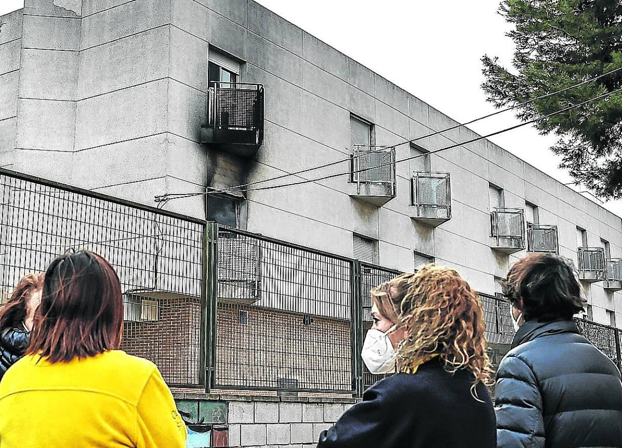 Vecinos de Moncada ven los destrozos visibles desde el exterior de la residencia. 