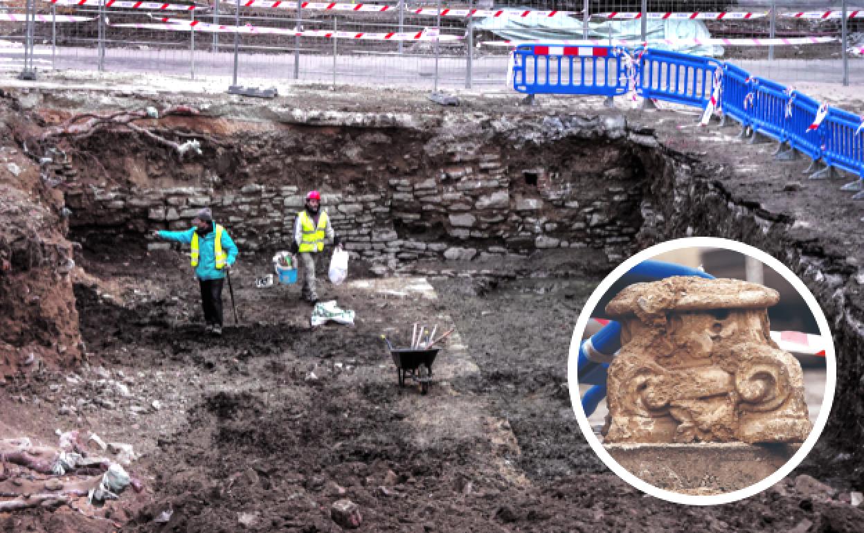 Los arqueólogos de Iturbide, Miguel Loza y Javier Niso, entre los muros descubiertos en el inicio de la calle Olaguíbel. 
