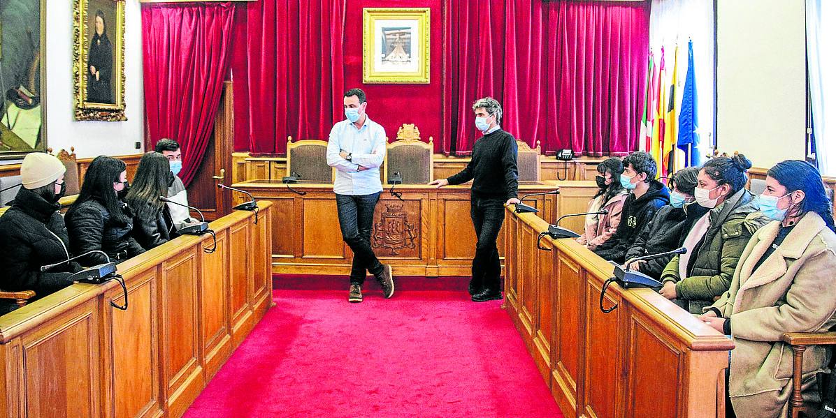 Mikel Torres escucha junto a Imanol Ipiña las propuestas de los alumnos de Xabier Ikastetxea. 