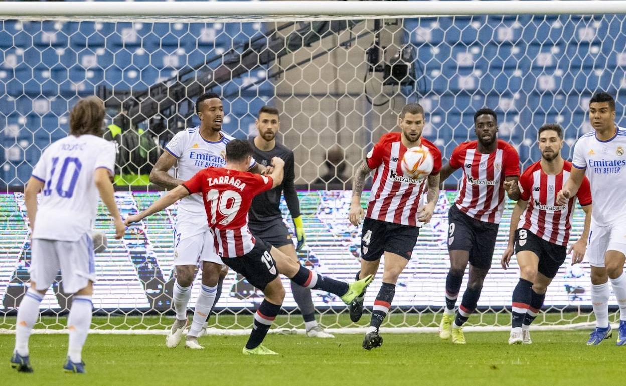 Zarraga despeja un balón en el partido disputado en el Bernabéu en diciembre. 