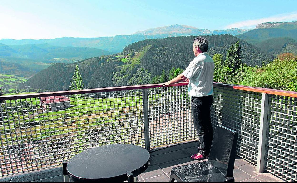 Una persona observa las espectaculares vistas desde el hotel Ellauri de Zeanuri. 