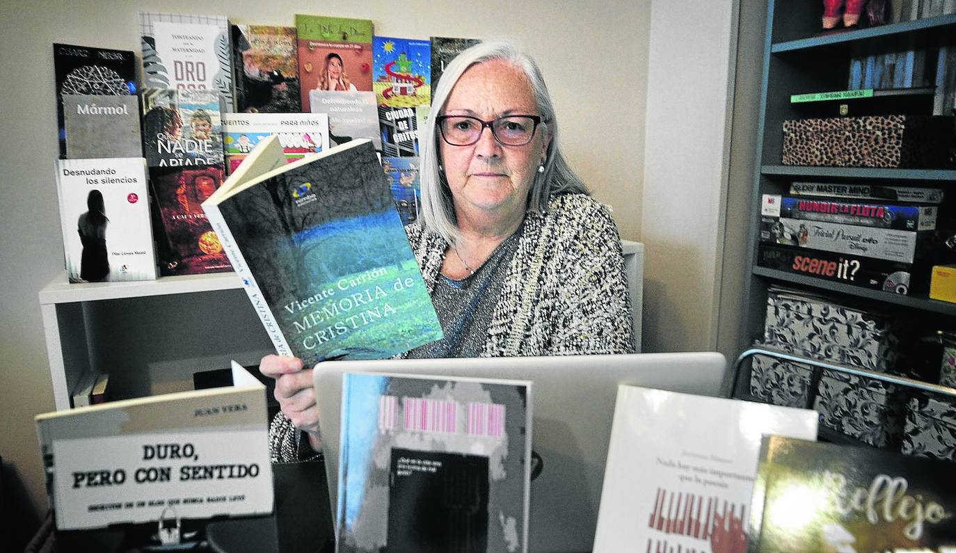 Belén Fernández, escritora e impulsora de Nimbo Editores, con algunos de los ejemplares publicados. 