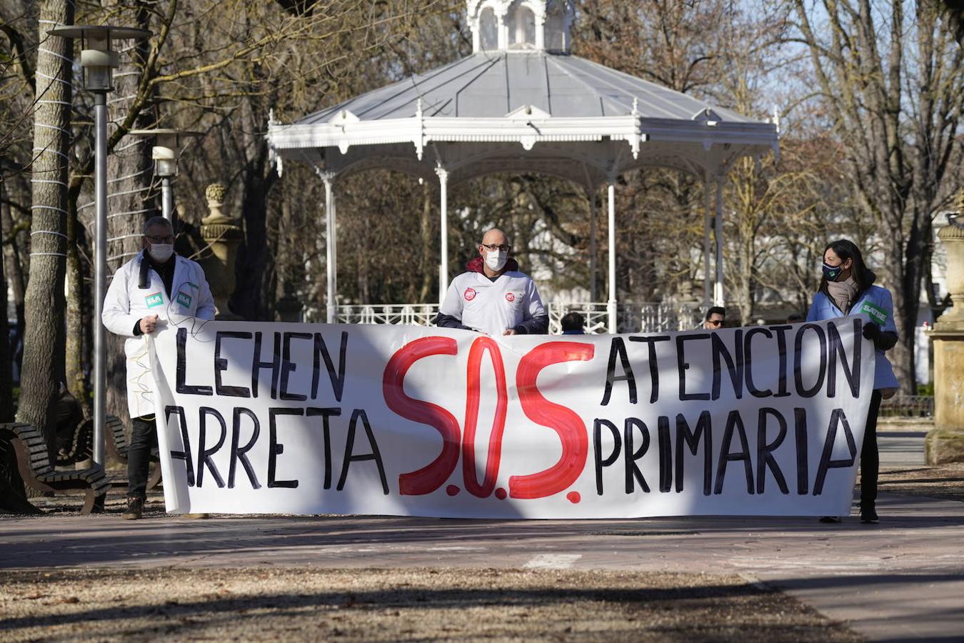 Fotos: Los sanitarios se manifiestan en Vitoria
