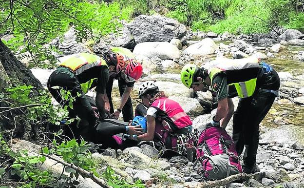 Efectivos de la Guardia Civil de Montaña atienden a un accidentado. 