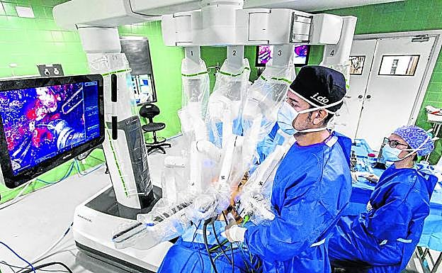 El alza de contagios obliga a suspender más de 300 cirugías en Álava en el último mes