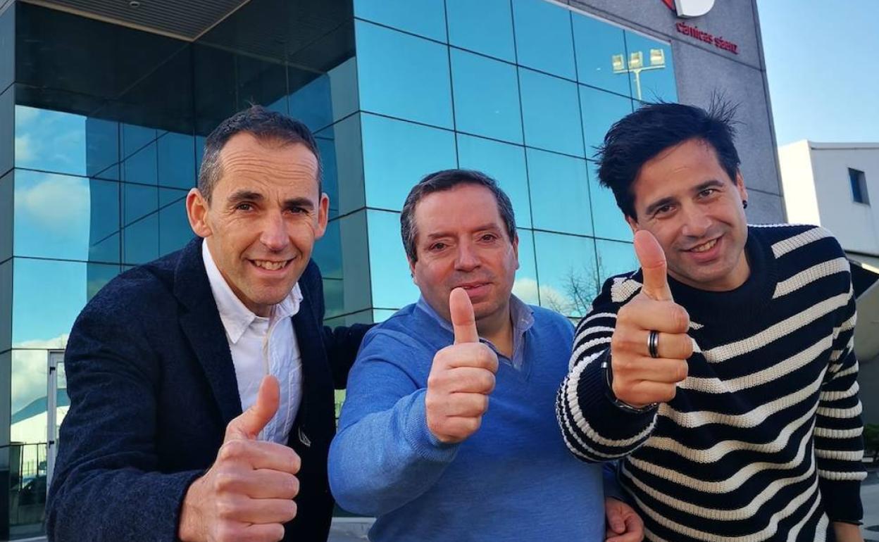 Rafael Sáenz, en el centro, junto a Jon Gorostiaga y Borja Zubiaurre, presidente y CEO de Dastatzen Group.