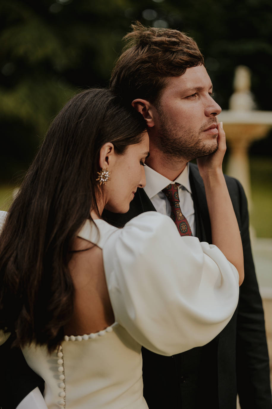 Fotos: June, la novia asturiana que se casó con una capa de 150 flores bordadas de Alicia Rueda