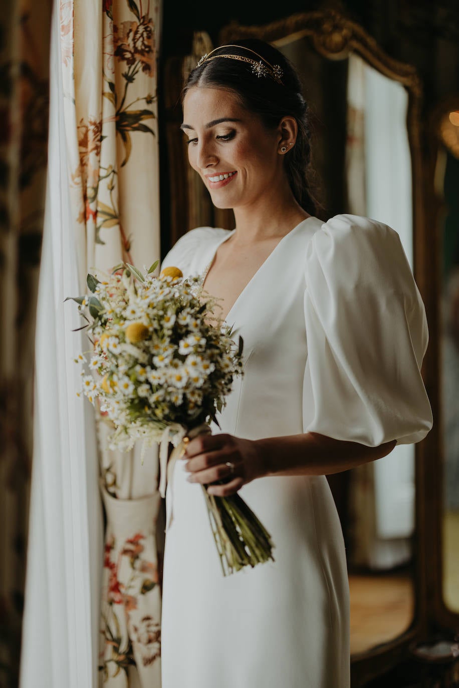 Fotos: June, la novia asturiana que se casó con una capa de 150 flores bordadas de Alicia Rueda