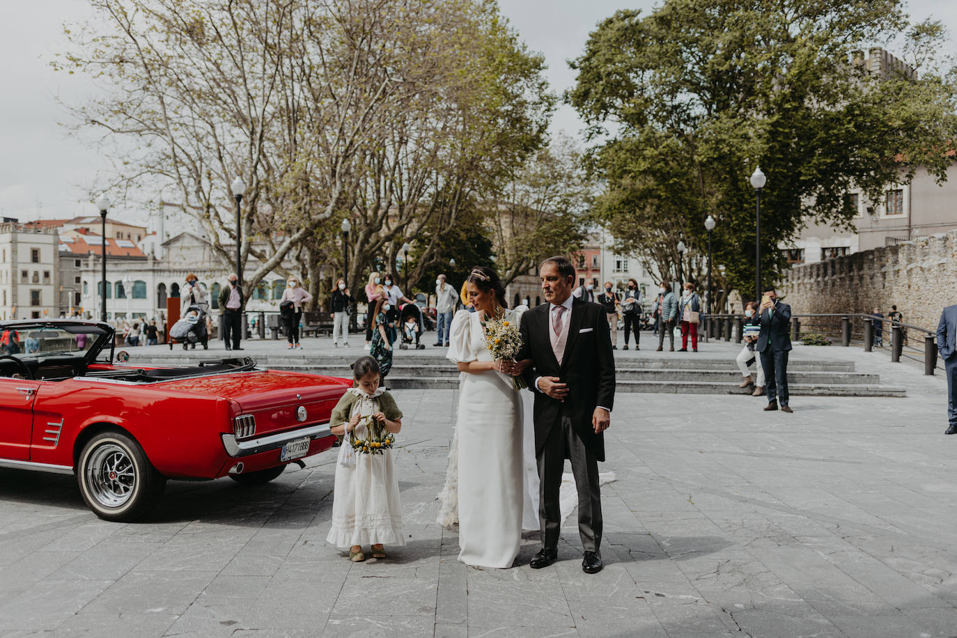 Fotos: June, la novia asturiana que se casó con una capa de 150 flores bordadas de Alicia Rueda