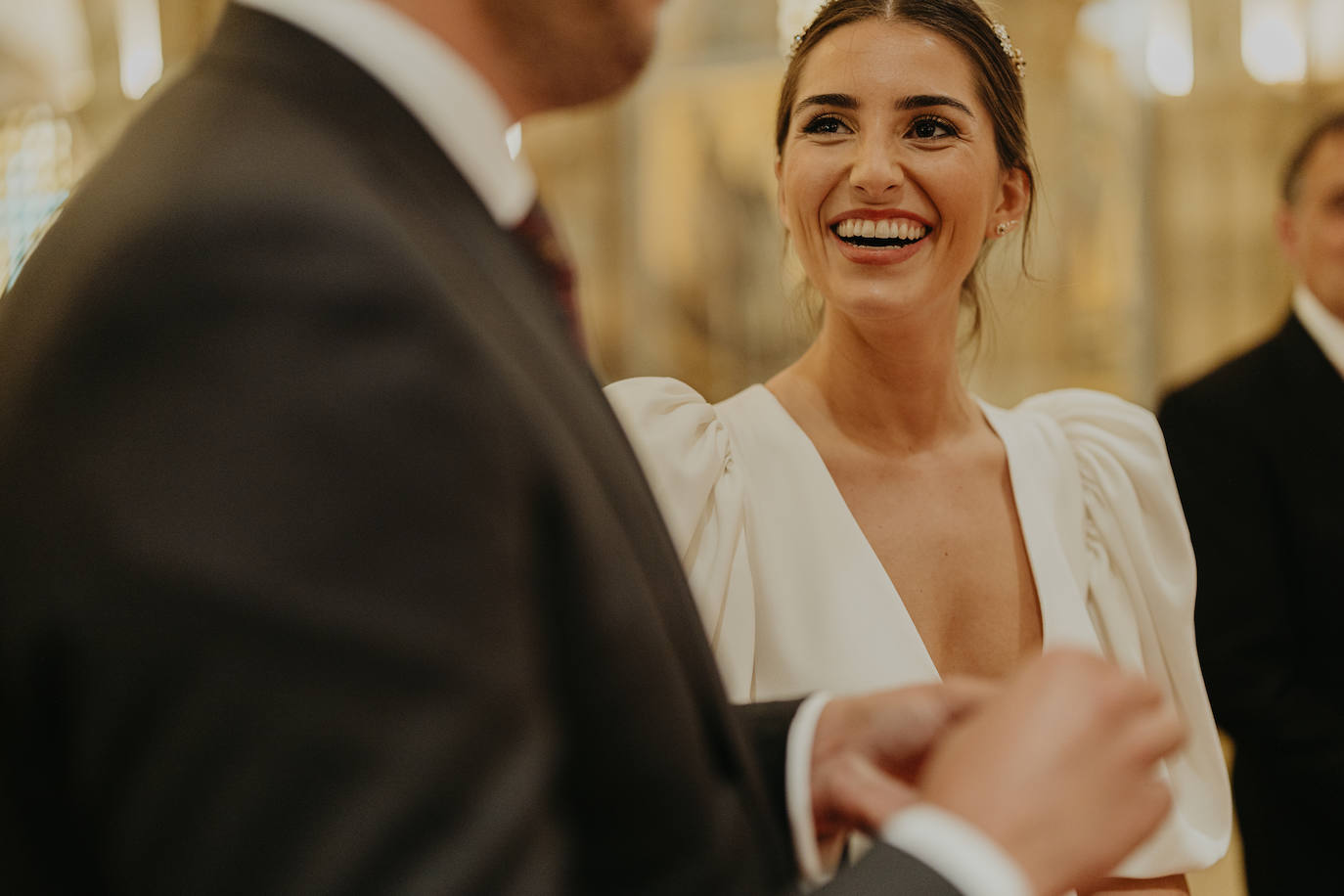 Fotos: June, la novia asturiana que se casó con una capa de 150 flores bordadas de Alicia Rueda