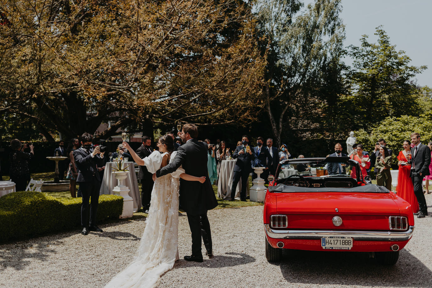 Fotos: June, la novia asturiana que se casó con una capa de 150 flores bordadas de Alicia Rueda