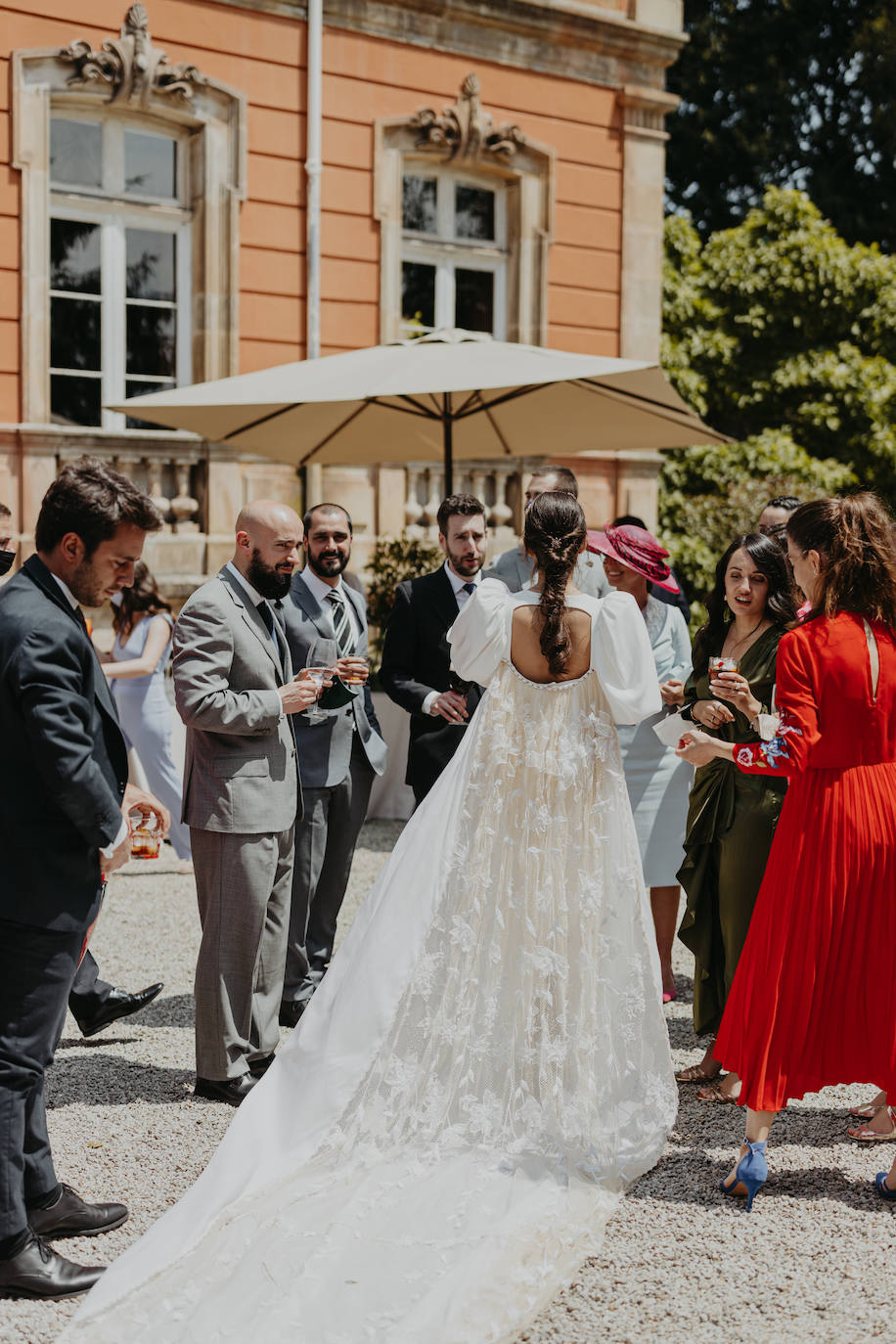 Fotos: June, la novia asturiana que se casó con una capa de 150 flores bordadas de Alicia Rueda