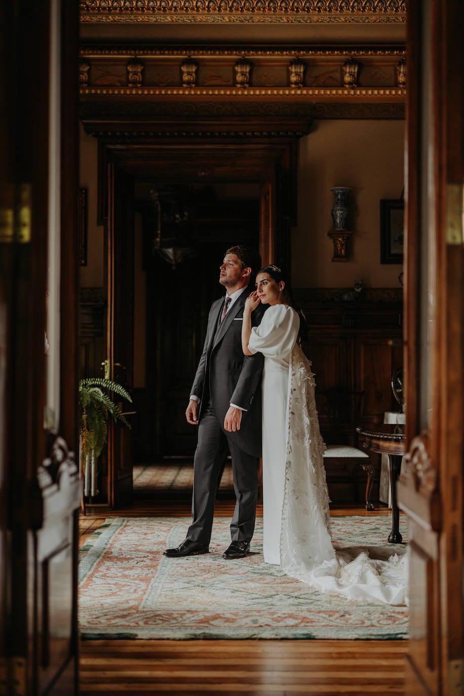 Fotos: June, la novia asturiana que se casó con una capa de 150 flores bordadas de Alicia Rueda