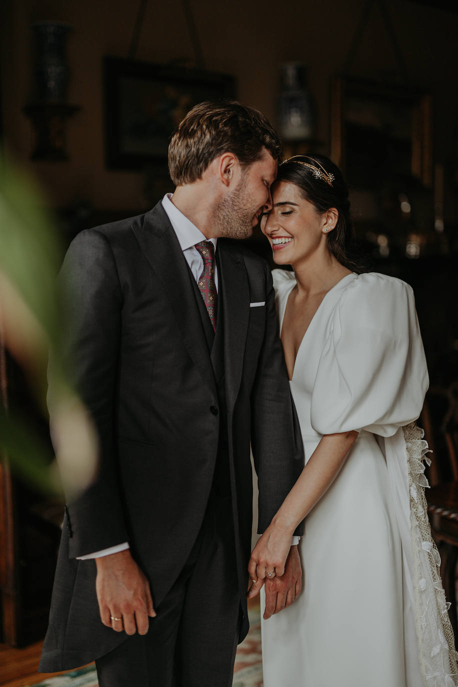 Fotos: June, la novia asturiana que se casó con una capa de 150 flores bordadas de Alicia Rueda